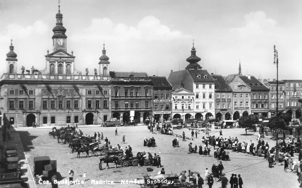Týdenní trh ve 20. letech 20. století na tehdejším náměstí Svobody. Vpravo pravý secesní kandelábr