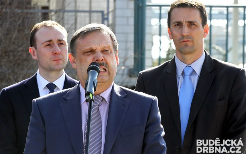 Předseda rozpočtového výboru Václav Votava, v pozadí Ivo Hlaváč ze společnosti ČEZ (vlevo) a Bohdan Zronek, ředitel Temelína