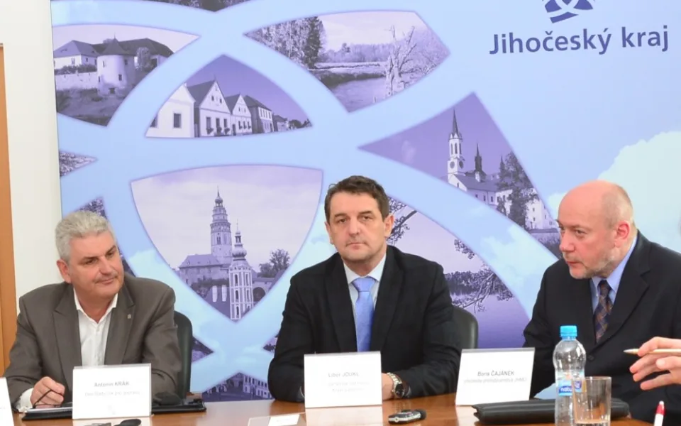 Radní pro dopravu Jihočeského kraje Antonín Krák, náměstek hejtmana Kraje Vysočina Libor Joukl a předseda představenstva JHMD Boris Čajánek