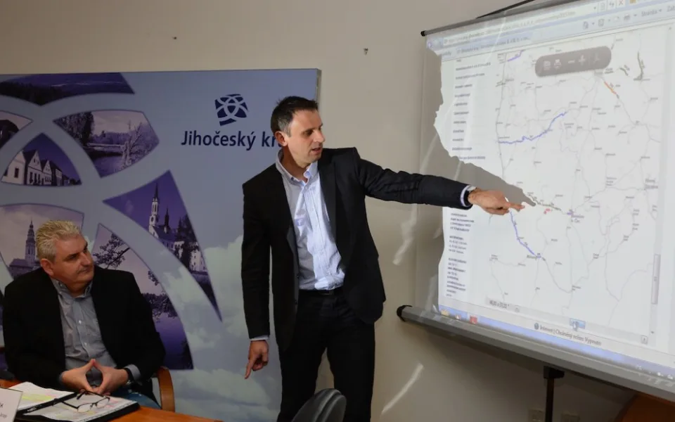 Hejtman Jiří Zimola a krajský radní pro dopravu Antonín Krák na úterní tiskové konferenci při prezentaci modernizace silnic II. a III. tříd na jihu Čech.