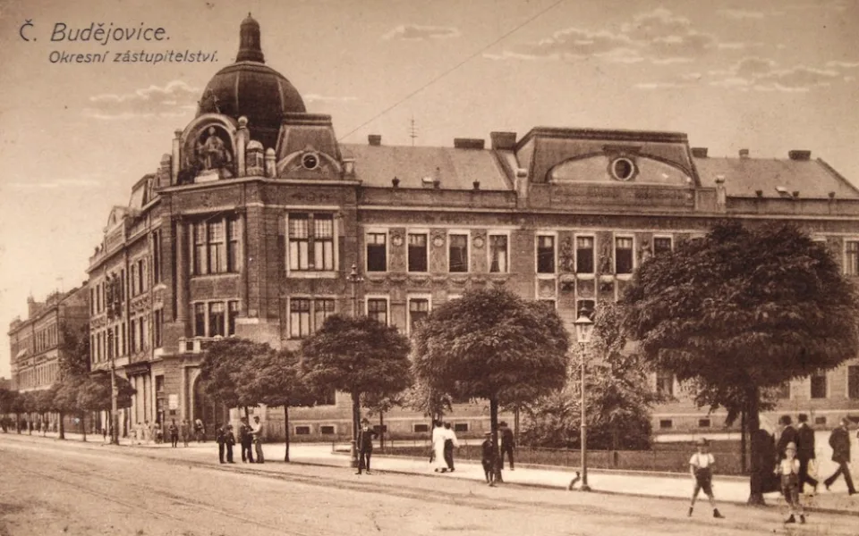 Palác okresního zastupitelství z roku 1902 na Linecké silnici, později na Wilsonově náměstí.