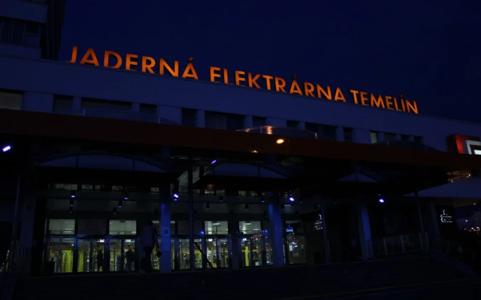 JE Temelín nasvícena modrou barvou