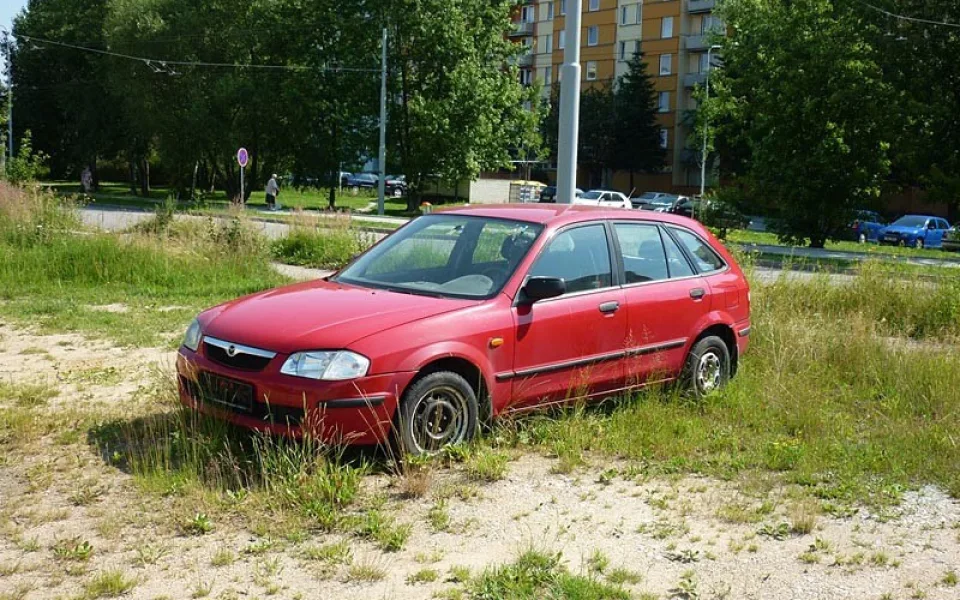 Vraků vozidel je v Českých Budějovicích plno