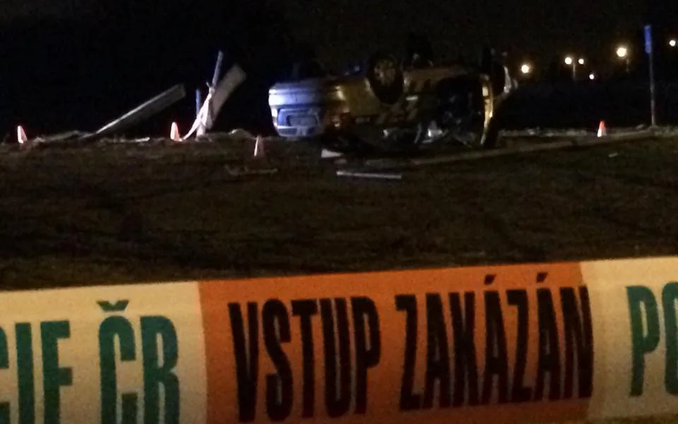 Policejní vůz skončil v neděli večer u Penny na střeše