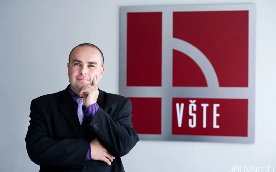 Rektor VŠTE Marek Vochozka