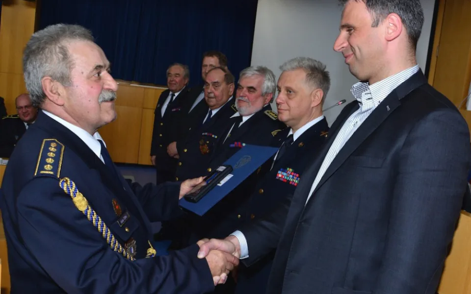 Starosta SH ČMS JčK Václav Žižka poděkoval hejtmanovi Jiřímu Zimolovi a celému kraji za podporu a předal mu medaili za zásluhy o sbory dobrovolných hasičů