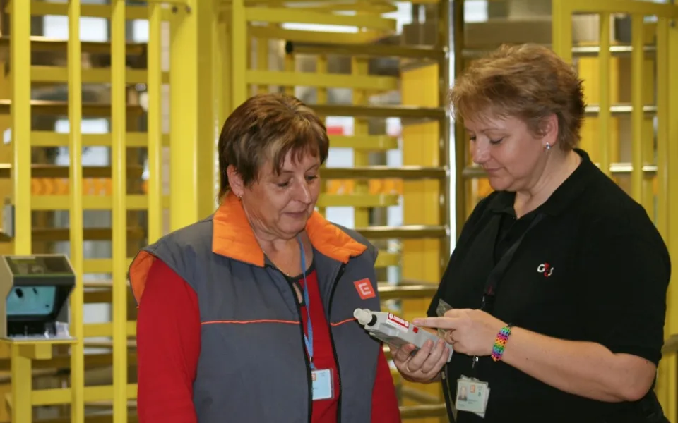 Členka ostrahy Marika Kohoutková vyzývá pracovnici vstupující do elektrárny k provedení dechové zkoušky. Tato kontrola byla stejně jako drtivá většina ostatních negativní