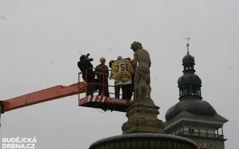 Odstraňování dresu Motoru ze sochy Samsona