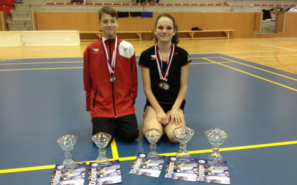 Jan Janoštík a Bára Hadáčková se svými trofejemi