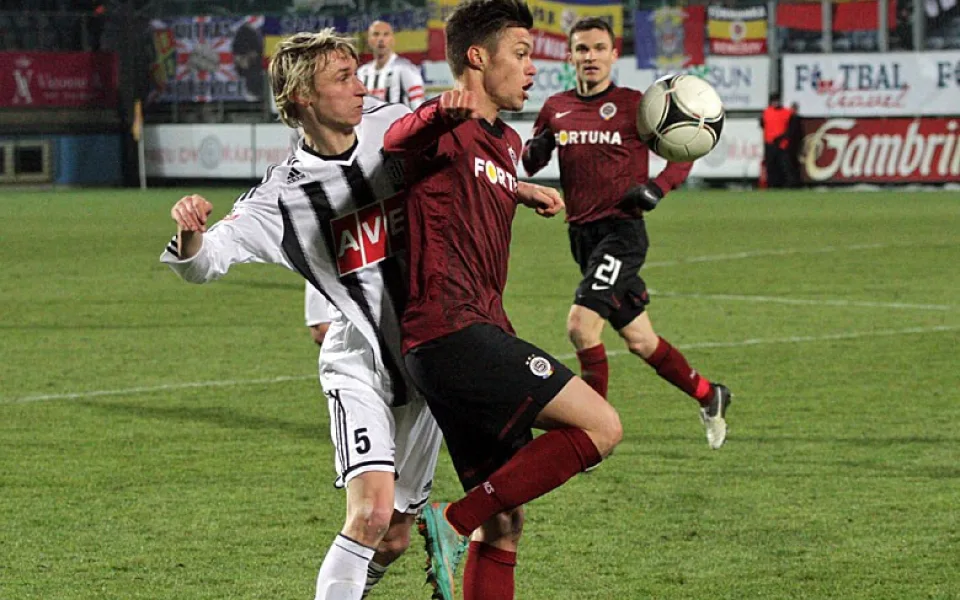 Pavel Novák (vlevo) a Václav Kadlec na archivním snímku při posledním vzájemném utkání na Střeleckém ostrově
