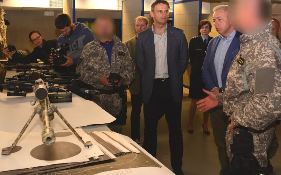 Ministr Chovanec a hejtman Zimola si prohlíží výzbroj zásahové jednotky