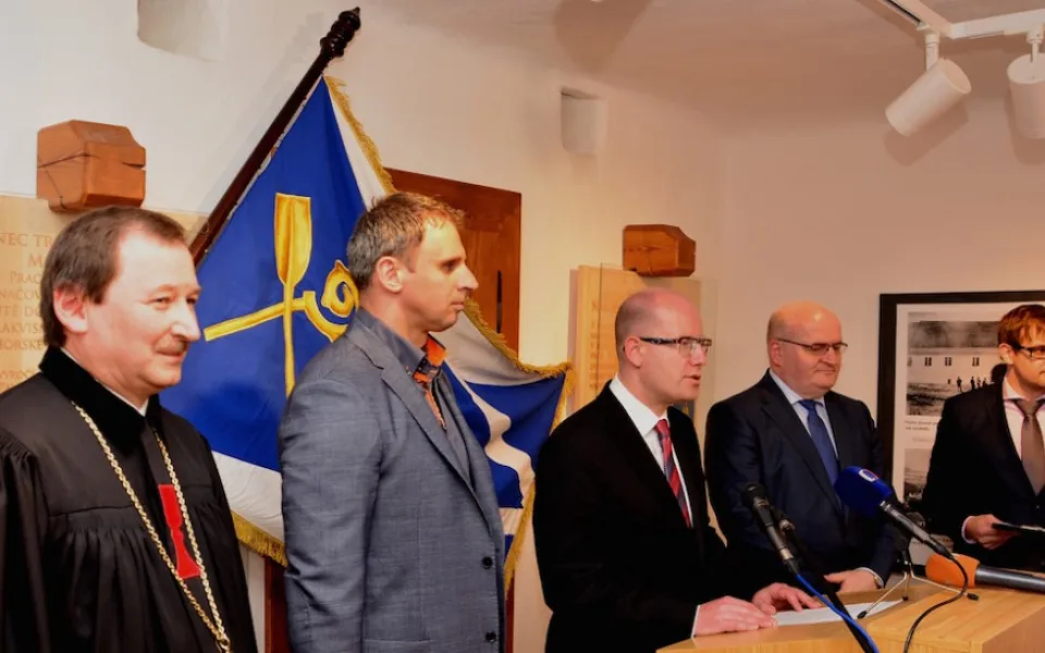 Premiér Bohuslav Sobotka a hejtman Jiří Zimola na tiskové konferenci během slavnostního otevření opraveného Husova domu v Husinci