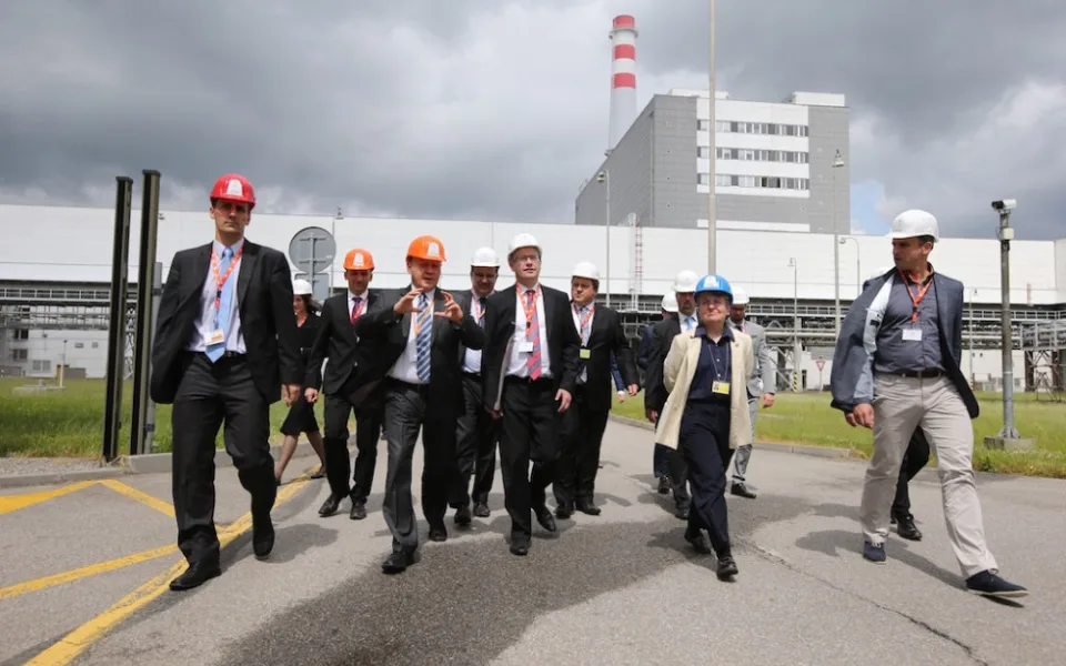 Premiér Bohuslav Sobotka během prohlídky elektrárny Temelín v doprovodu člena představenstva společnosti ČEZ Ladislava Štěpánka