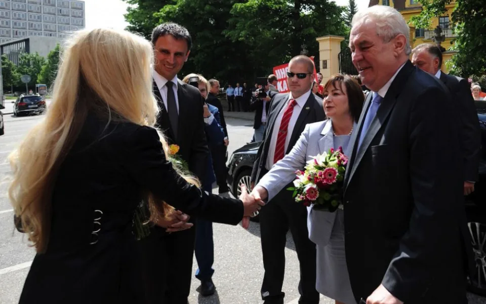 Miloš Zeman se svou chotí při příjezdu před budovu Krajského úřadu Jihočeského kraje