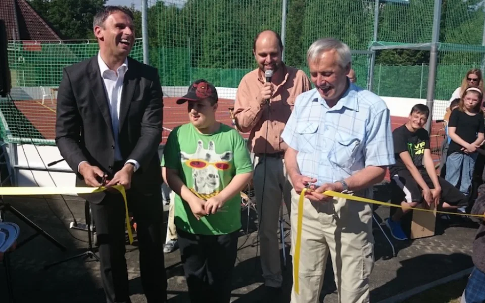 Hejtman Jihočeského kraje Jiří Zimola a člen správní rady Nadace ČEZ František Lust otevřeli nové hřiště v českobudějovickém centru Arpida