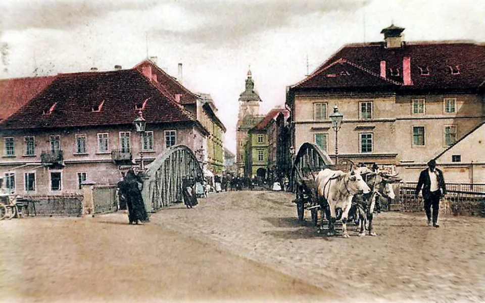 Divadelní ulice před rokem 1908 v záběru od Zlatého mostu přes Malši směrem k náměstí