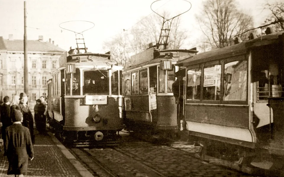 Stanice tramvají na Mariánském náměstí v roce 1941. Stanice a současně výhybna, poněvadž v ulicích byla jen jedna kolej.