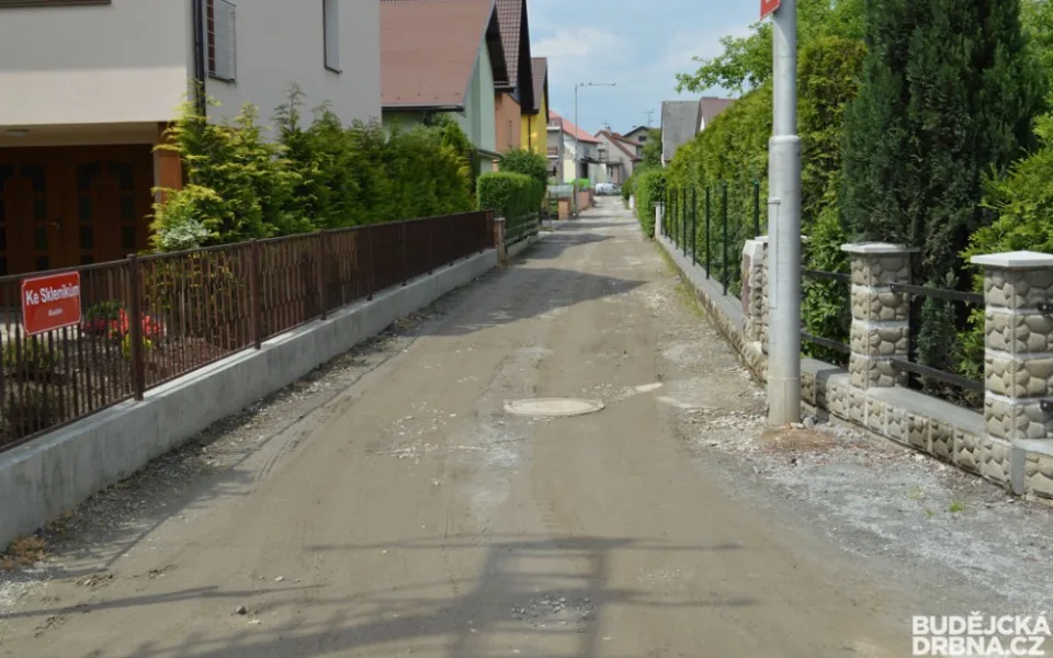 Opravy v obci Roudném budou i nadále pokračovat.