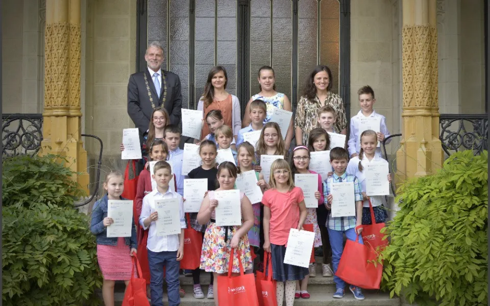 Tomáš Jirsa s dětmi, které získaly Cambridgeské certifikáty