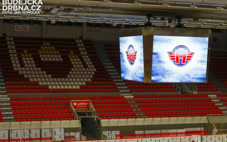 Instalace nové kostky v Budvar Aréně
