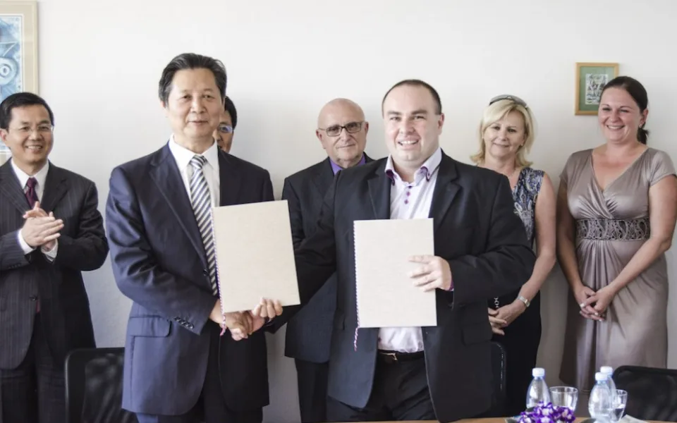 Prezident Henanské univerzity Lou Jüan-kung a Marek Vochozka, rektor VŠTE, podepisují memorandum o spolupráci