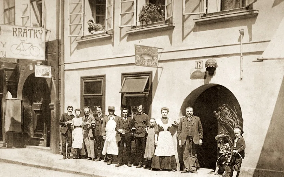 Hostinec U kapra v Široké ulici kolem roku 1906 za hostinského Josefa Žižky
