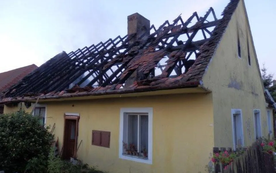 Požár hospodářského stavení v obci Dešná.