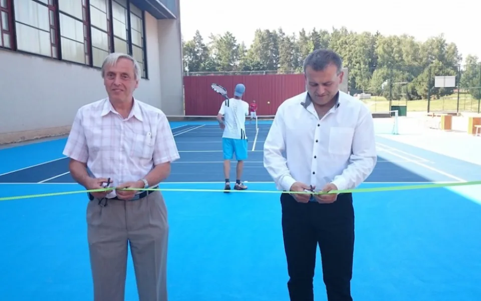 Nové hřiště oficiálně otevřeli milevský starosta Ivan Radosta a František Lust, člen správní rady Nadace ČEZ
