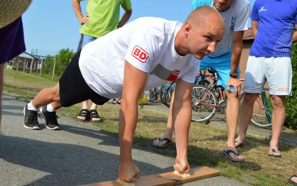 Miroslav Hýsek z týmu Karatisté z Drbny při stání na kloubnících