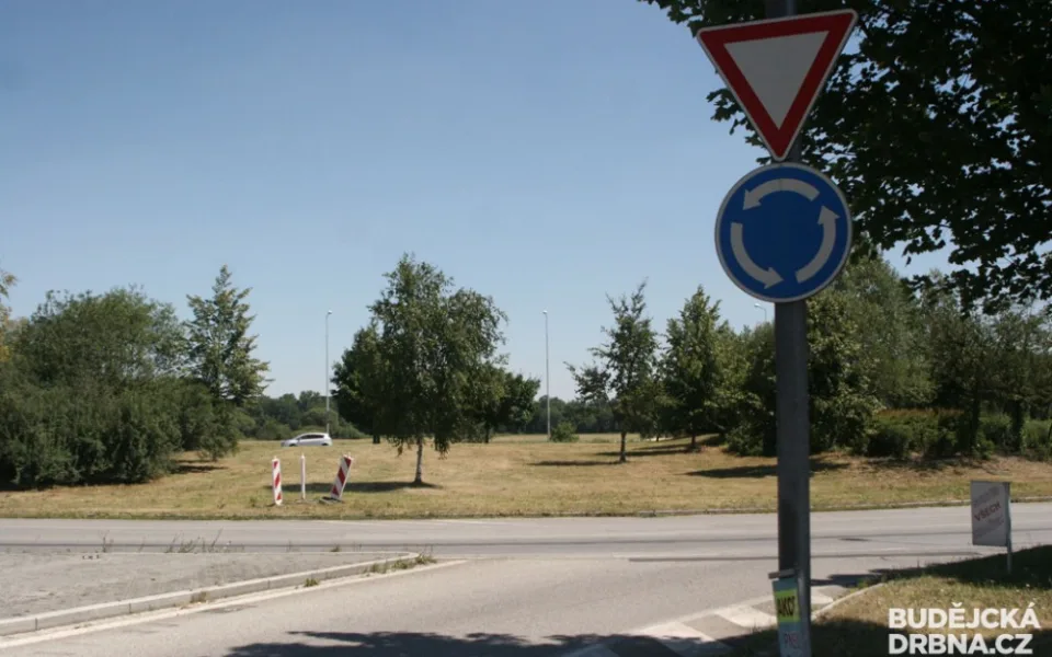 Kruhový objezd u Globusu