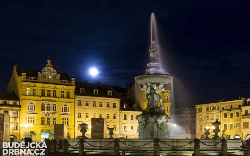 Měsíc nad náměstím Přemysla Otakara II.