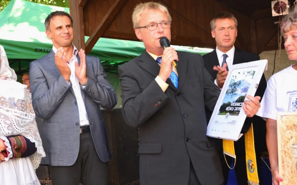 Hejtman Jiří Zimola tleská starostovi Jarošova nad Nežárkou Bohumilu Rodovi