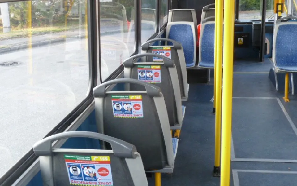 Samolepky na sedačkách v autobusech