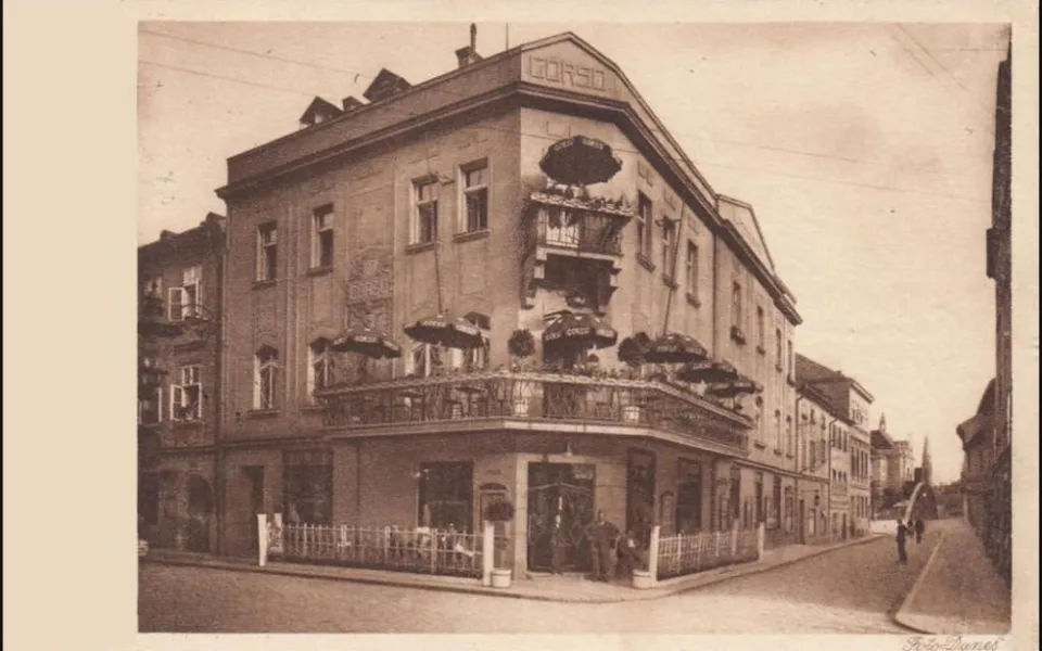 Restaurace, vinárna, kavárna, varieté a tabarin (a ještě šachový klub) CORSO na rohu Biskupské a Široké v období 1. republiky