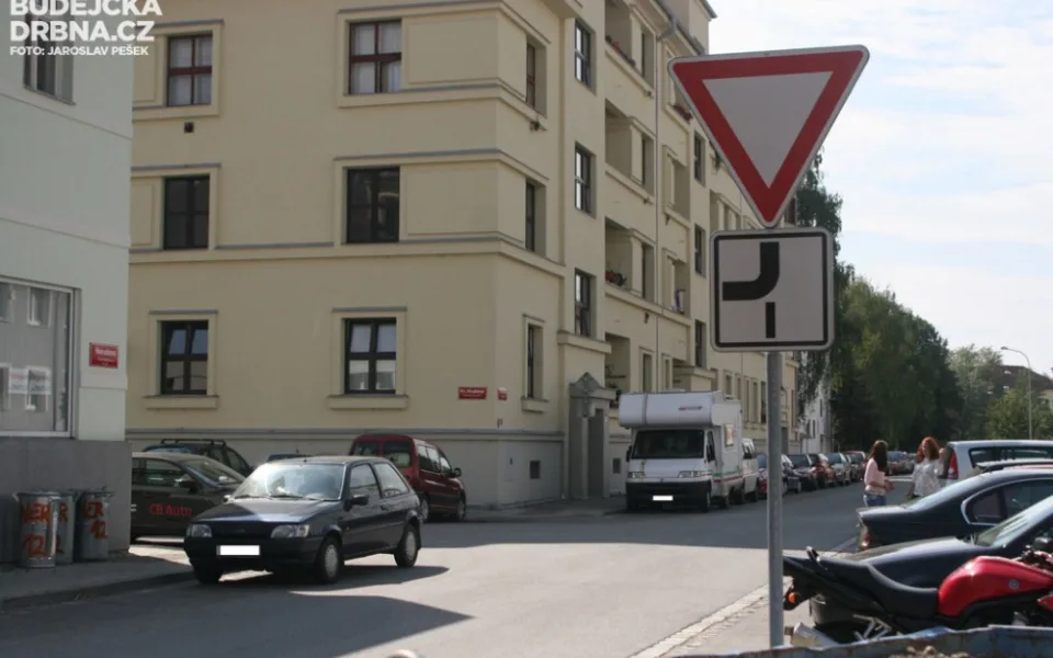 Křižovatka Nerudovy a Františka Hrubína