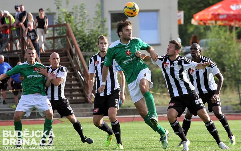 Centr do vápna Dynama přistál na hlavě Michala Klivandy