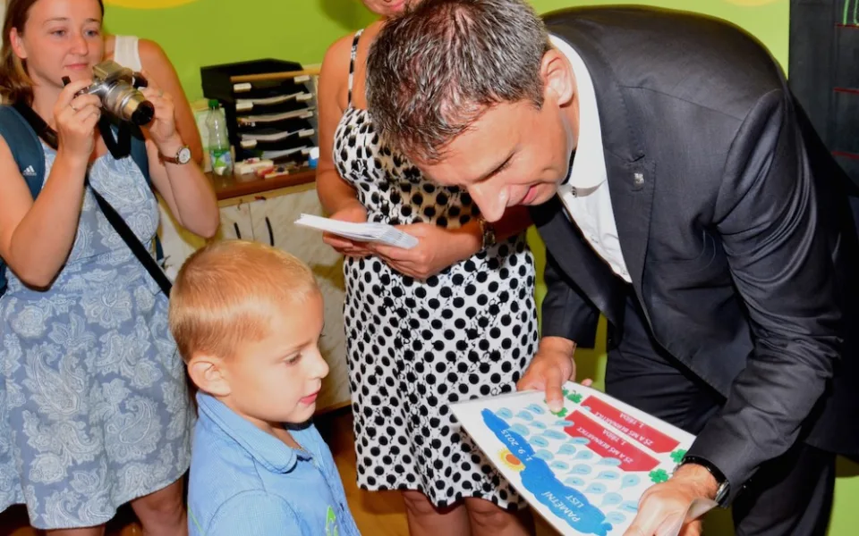 Hejtman Jiří Zimola se v ZŠ Bernartice sešel s Honzíkem Mudruňkou