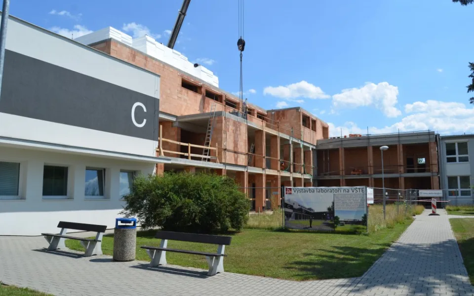 Architekti nové laboratoře umístili v kampusu VŠTE jako vestavbu mezi menzu a učebny