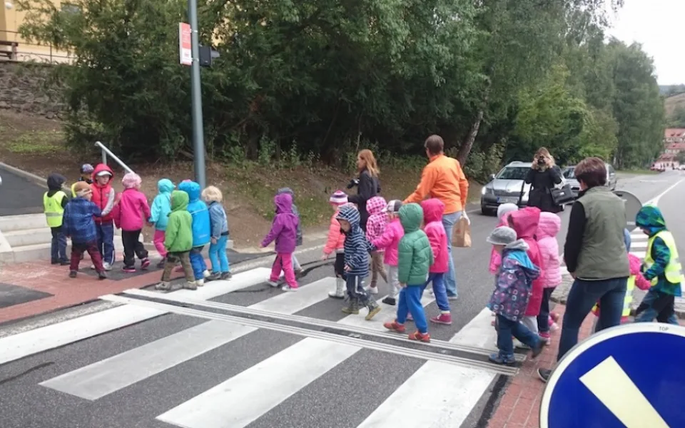 Děti v Českém Krumlově nyní mohou frekventovanou silnici u školy přecházet bezpečněji