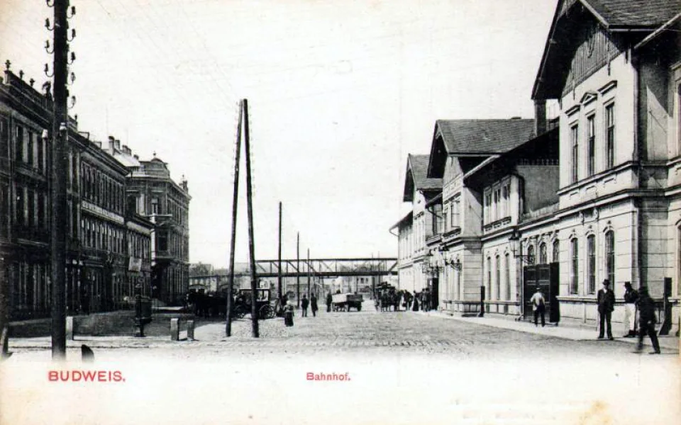 Nádražní třída a staré nádraží vpravo před rokem 1907