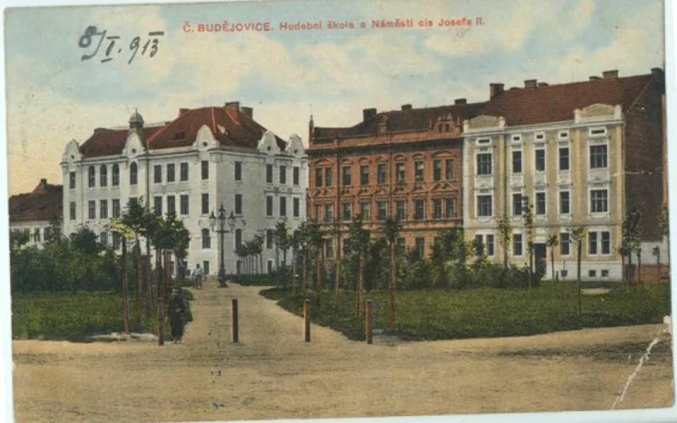 Palackého náměstí před rokem 1913, tehdy náměstí císaře Josefa II. Pohled směrem k hudební škole