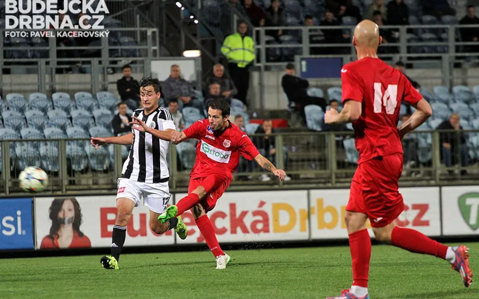 Tento pokus Jiřího Miskoviče mezi českobudějovickými tyčemi neskončil