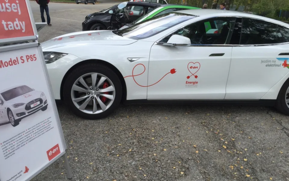 Elektroautomobil TESLA