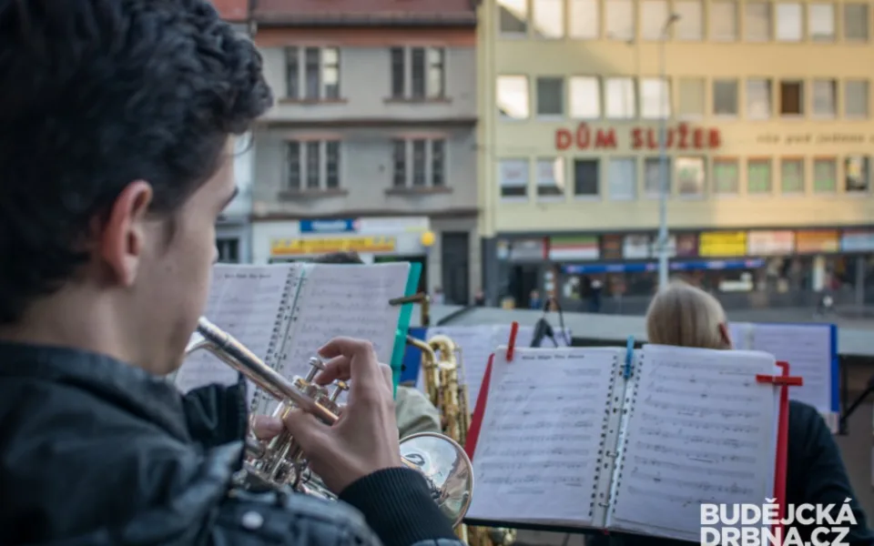 Koncert na balkoně pošty