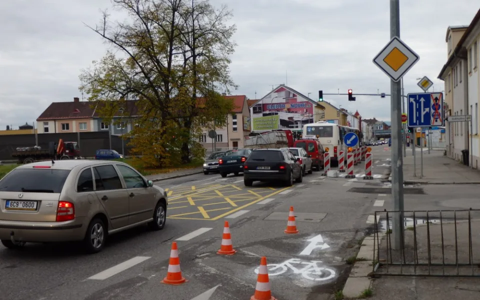 Křižovatka ulic Rudolfovská - Vodní doznala změn ve značení.