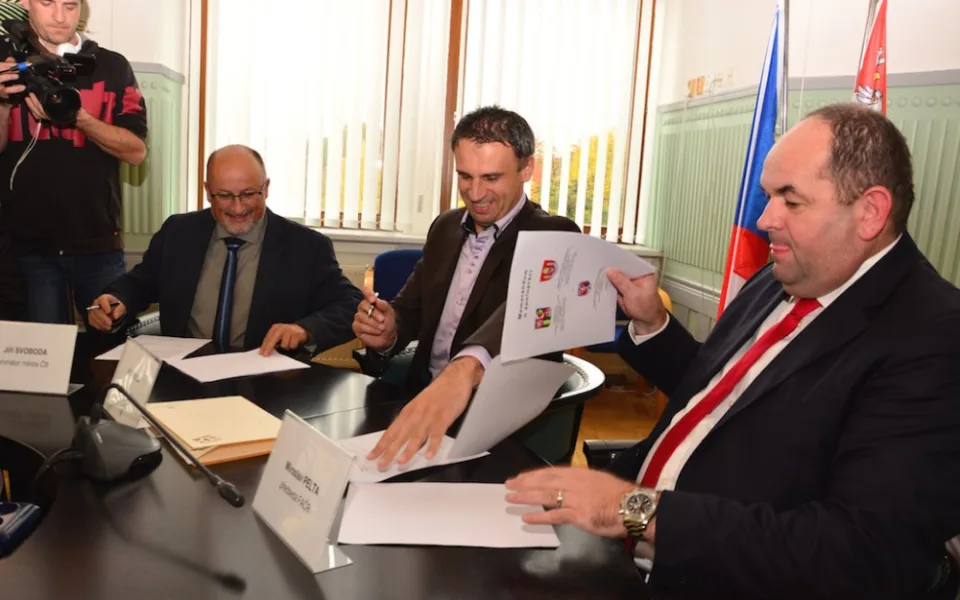 Jiří Svoboda, Jiří Zimola a Miroslav Pelta při podpisu memoranda