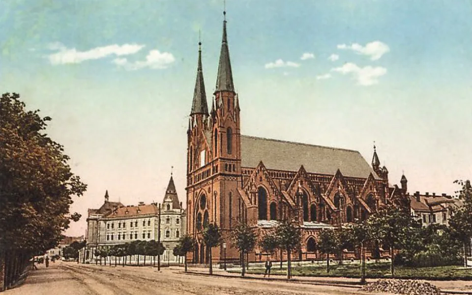 Novogotická synagoga z roku 1888 v Gerstnerově ulici podle projektu Maxe Fleischera z Vídně
