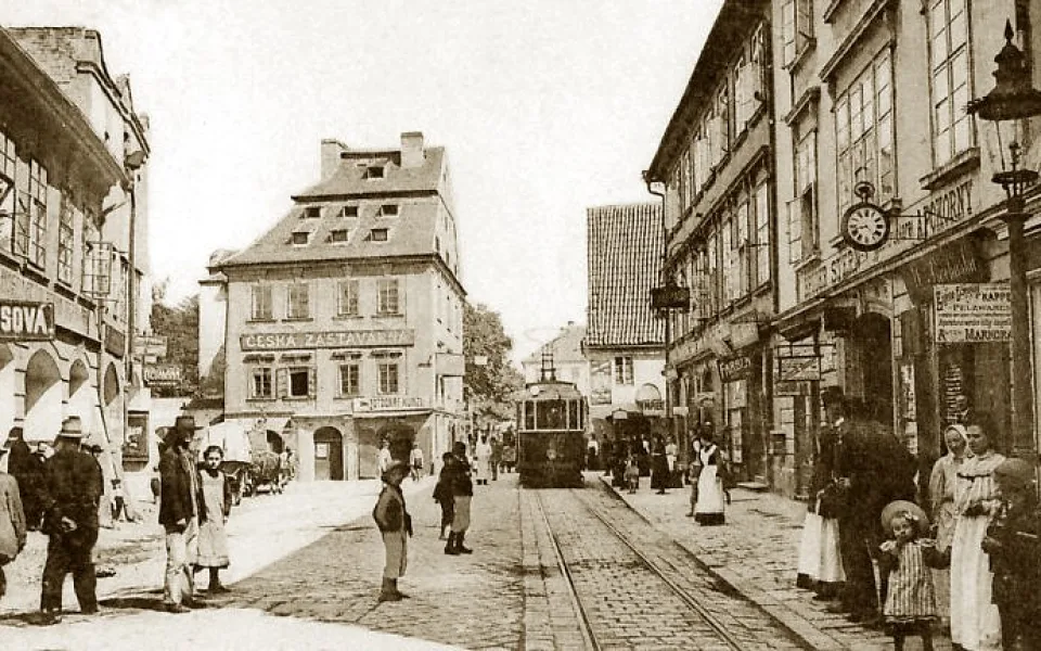Krajinská třída v pohledu směrem k Mariánskému náměstí kolem roku 1910. V prospektu zeje mezera po Pražské bráně