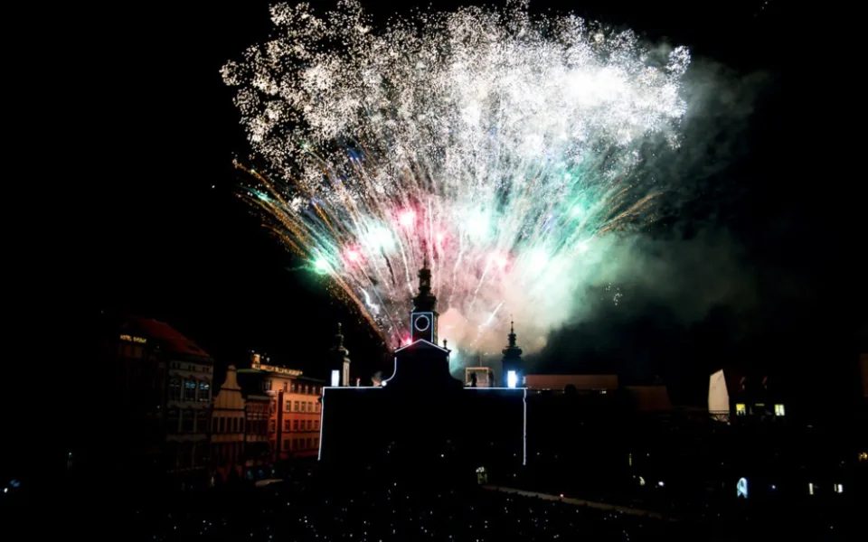 Březnová show byla zakončena ohňostrojem