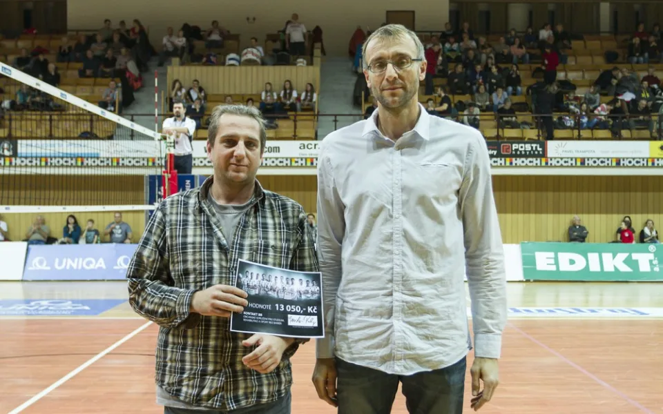 Stanislav Pochop předává šek z loňské aukce dresů